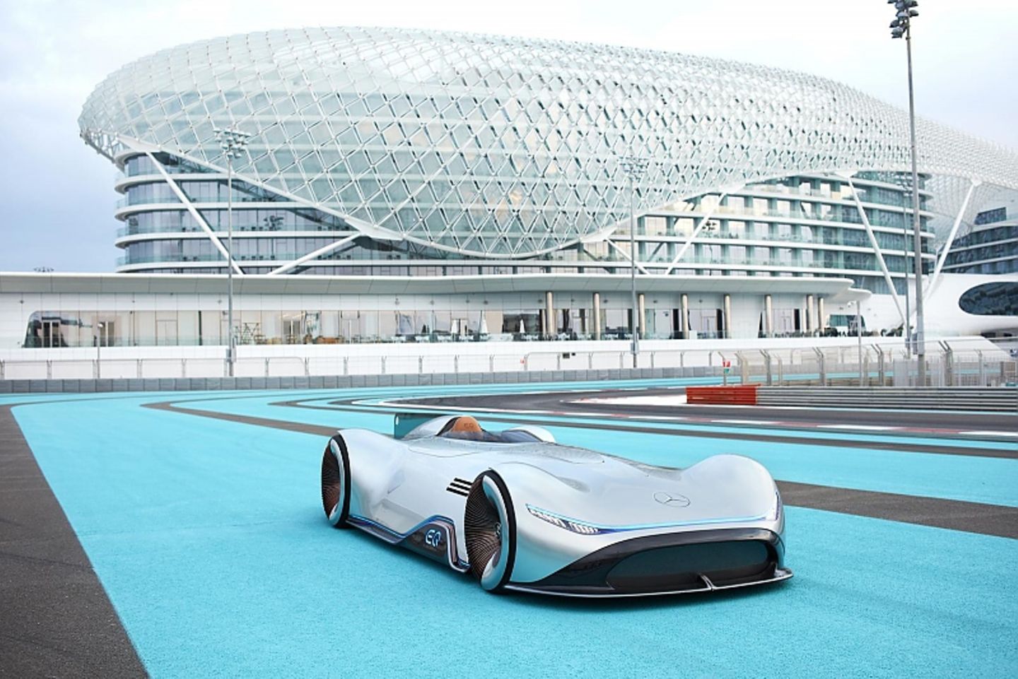 Der Mercedes Vision EQ Silver Arrow auf der Rennstrecke in Abu Dhabi