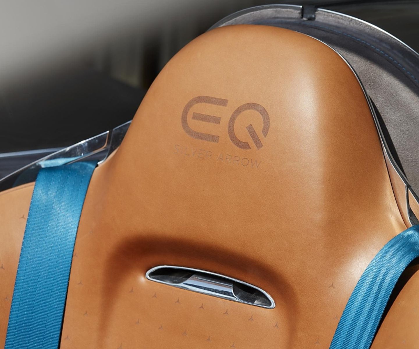 Der Sitz im Mercedes Vision EQ Silver Arrow verfügt über Nackenheizung
