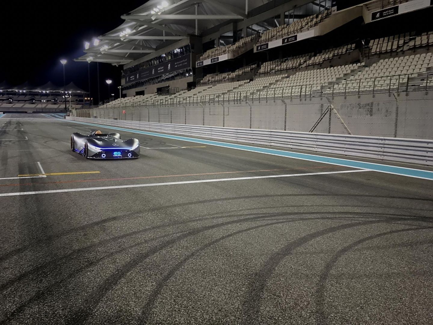 Der Mercedes Vision EQ Silver Arrow auf der Start-/Ziellinie
