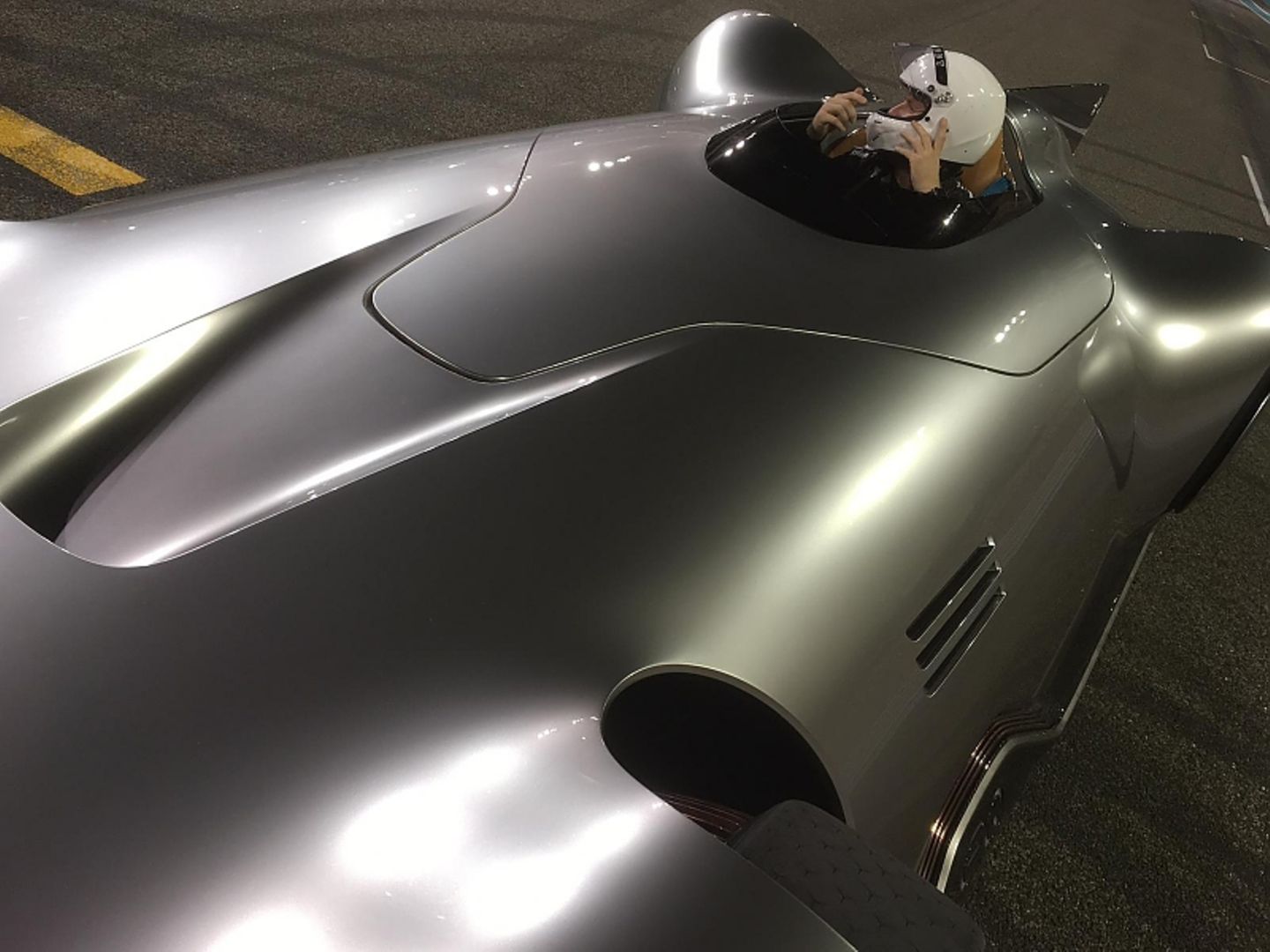 Schwungvoll: der Mercedes Vision EQ Silver Arrow