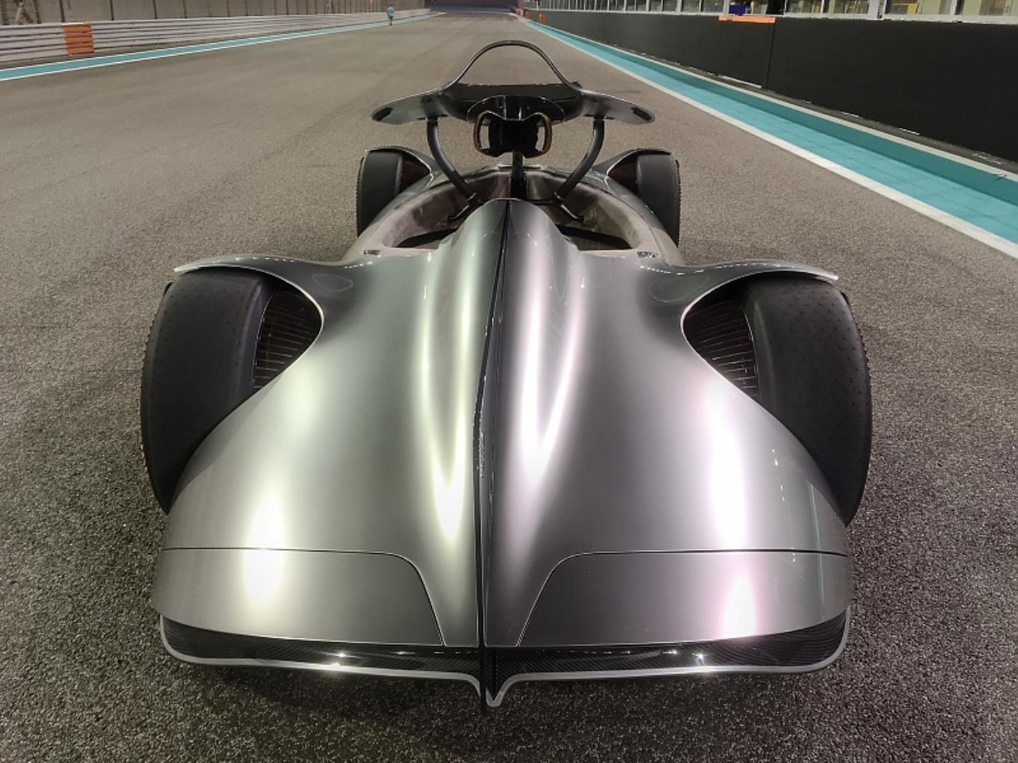 Zum Einstieg läßt sich beim Mercedes Vision EQ Silver Arrow die Fahrerkanzel hoch klappen