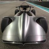 Zum Einstieg läßt sich beim Mercedes Vision EQ Silver Arrow die Fahrerkanzel hoch klappen