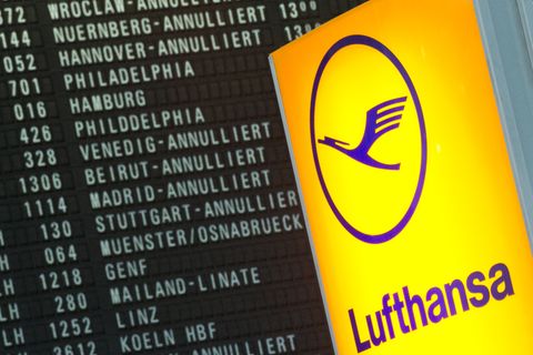 Annullierte Flüge der Lufthansa werden auf dem Flughafen Frankfurt angezeigt