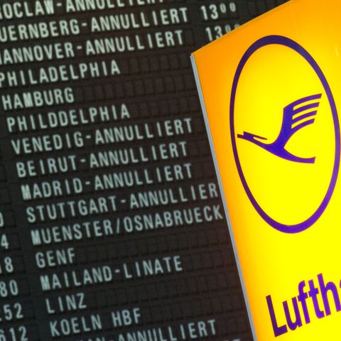 Annullierte Flüge der Lufthansa werden auf dem Flughafen Frankfurt angezeigt