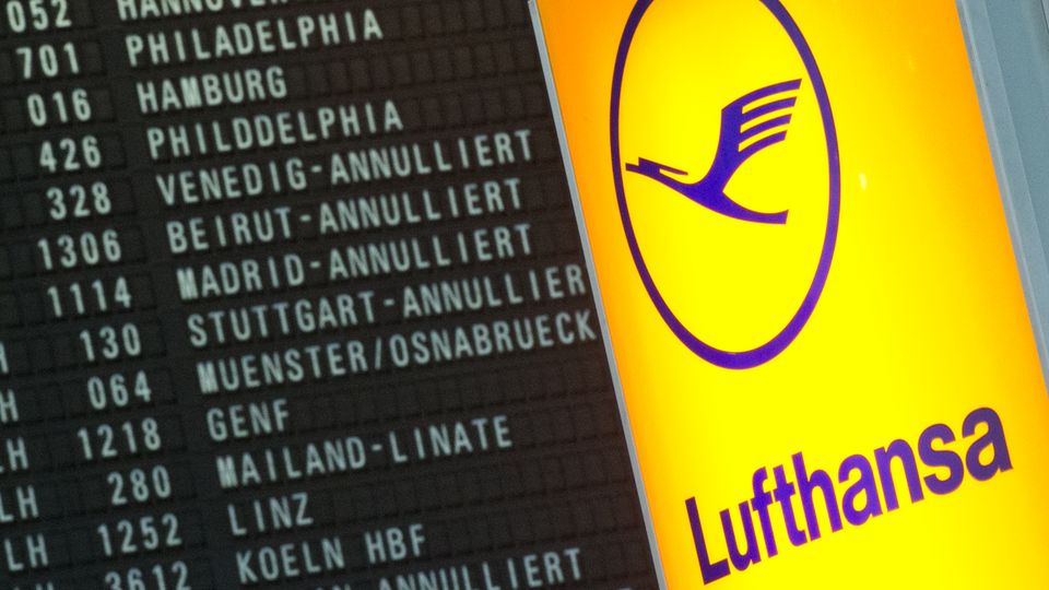 Annullierte Flüge der Lufthansa werden auf dem Flughafen Frankfurt angezeigt