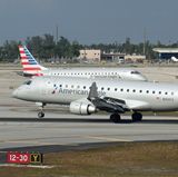Passagierin beißt Stewardessen  Februar 2018: Es passierte auf einem US-Inlandsflug von American Airlines. Kurz vor der Landung in Charlotte rannte ein weiblicher Fluggast durch die Kabine nach vorne und versuchte, ins Cockpit einzudringen. Es kam zum Handgemenge mit der Crew, bei dem drei Flugbegleiterinnen gebissen wurden. Dann halfen nur noch  Klebeband und Kabelbinder, um die Passagierin ruhig zu stellen. Mehr lesen Sie hier.