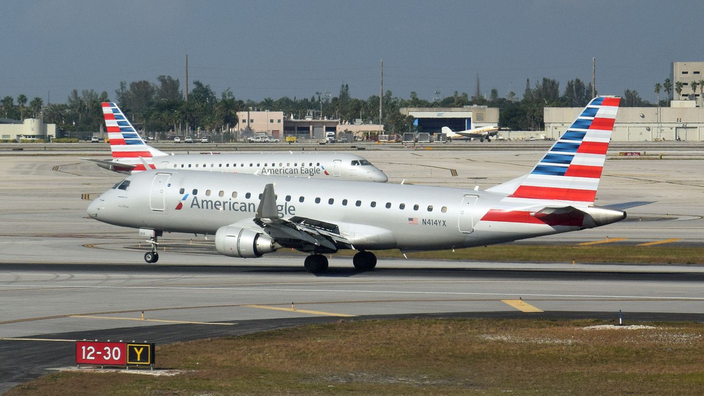 Mehr als Streiks und Airline-Pleiten: Passagierin beißt Stewardessen Februar 2018: Es passierte auf einem US-Inlandsflug von American Airlines. Kurz vor der Landung in Charlotte rannte ein weiblicher Fluggast durch die Kabine nach vorne und versuchte, ins Cockpit einzudringen. Es kam zum Handgemenge mit der Crew, bei dem drei Flugbegleiterinnen gebissen wurden. Dann halfen nur noch Klebeband und Kabelbinder, um die Passagierin ruhig zu stellen. Mehr lesen Sie hier. Passagierin beißt Stewardessen Februar 2018: Es passierte auf einem US-Inlandsflug von American Airlines. Kurz vor der Landung in Charlotte rannte ein weiblicher Fluggast durch die Kabine nach vorne und versuchte, ins Cockpit einzudringen. Es kam zum Handgemenge mit der Crew, bei dem drei Flugbegleiterinnen gebissen wurden. Dann halfen nur noch Klebeband und Kabelbinder, um die Passagierin ruhig zu stellen. Mehr lesen Sie hier.