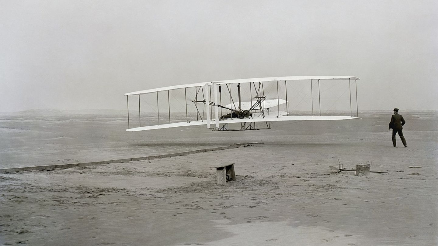 Das erste Flugzeug  1903 starteten die Brüder Wright das erste Flugzeug, das sich aus eigener Kraft in die Luft erheben konnte. Aus ihn entwickelten sich die Flugzeuge, wie wir sie heute kennen. Der Traum vom Fliegen wurde wahr, der Mensch löste sich von der Oberfläche der Erde und eroberte die dritte Dimension.
