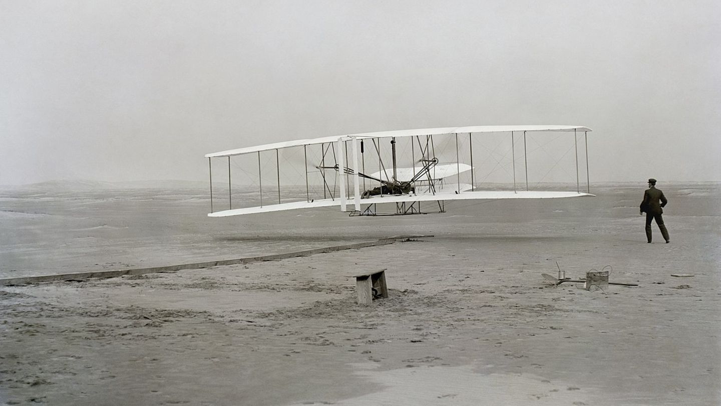 Innovationen: Das erste Flugzeug 1903 starteten die Brüder Wright das erste Flugzeug, das sich aus eigener Kraft in die Luft erheben konnte. Aus ihn entwickelten sich die Flugzeuge, wie wir sie heute kennen. Der Traum vom Fliegen wurde wahr, der Mensch löste sich von der Oberfläche der Erde und eroberte die dritte Dimension. Das erste Flugzeug 1903 starteten die Brüder Wright das erste Flugzeug, das sich aus eigener Kraft in die Luft erheben konnte. Aus ihn entwickelten sich die Flugzeuge, wie wir sie heute kennen. Der Traum vom Fliegen wurde wahr, der Mensch löste sich von der Oberfläche der Erde und eroberte die dritte Dimension.