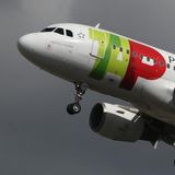 Polizei stoppt betrunkenen Piloten in Stuttgart kurz vor Abflug  März 2018: Einem Flughafenmitarbeiter war der "unsichere Gang" und "Alkoholgeruch" eines Flugkapitäns aufgefallen, der nach einem kurzen Stopp in Stuttgart einen Airbus von TAP zurück nach Lissabon fliegen sollte. Eine Blutprobe ergab eine hohen Alkoholwert. Der Flug musste storniert und die Passagiere in Hotels untergebracht werden. Mehr lesen Sie hier.