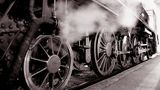 Die Lokomotive  Die Lokomotive basiert auf der Dampfmaschine, aber es dauerte mehr als 100 Jahre, bis die Dampfmaschine reisen lernte. Nach mehreren Vorläufern baute Richard Trevithick 1804 die erste auf Schienen fahrende Dampflokomotive. 1825 wurde die erste Eisenbahnstrecke in Betrieb genommen. Ab etwa 1850 veränderte die Eisenbahn die Welt komplett. Zu Erinnerung: Vorher mussten Güter und Personen an Land mit Karren und Kutschen reisen. Im Vergleich dazu, war die Eisenbahnen unglaublich schnell, konnten sehr lange Zeit arbeiten und unglaubliche Mengen an Gütern transportieren.