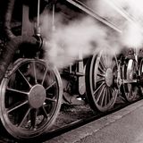 Die Lokomotive  Die Lokomotive basiert auf der Dampfmaschine, aber es dauerte mehr als 100 Jahre, bis die Dampfmaschine reisen lernte. Nach mehreren Vorläufern baute Richard Trevithick 1804 die erste auf Schienen fahrende Dampflokomotive. 1825 wurde die erste Eisenbahnstrecke in Betrieb genommen. Ab etwa 1850 veränderte die Eisenbahn die Welt komplett. Zu Erinnerung: Vorher mussten Güter und Personen an Land mit Karren und Kutschen reisen. Im Vergleich dazu, war die Eisenbahnen unglaublich schnell, konnten sehr lange Zeit arbeiten und unglaubliche Mengen an Gütern transportieren.