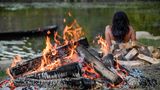 Feuer  Das Feuer wurde vom Menschen nicht erfunden, Feuer entsteht  auch aus natürlichen Ursachen. Doch die Menschen lernten das Feuer zu bewahren und es selbst zu entfachen. Ab etwa 700.000 v. Chr. konnte der Homo erectus selbst ein Feuer machen. Zunächst um sich zu wärmen, das Kochen beziehungsweise das Braten der Nahrung wurde erst sehr viel später populär. Das Bild zeigt ein heutiges   Steinzeitreffen.