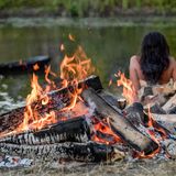 Feuer  Das Feuer wurde vom Menschen nicht erfunden, Feuer entsteht  auch aus natürlichen Ursachen. Doch die Menschen lernten das Feuer zu bewahren und es selbst zu entfachen. Ab etwa 700.000 v. Chr. konnte der Homo erectus selbst ein Feuer machen. Zunächst um sich zu wärmen, das Kochen beziehungsweise das Braten der Nahrung wurde erst sehr viel später populär. Das Bild zeigt ein heutiges   Steinzeitreffen.