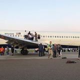 Passagiere flüchten vor dickem Rauch über die Flügel ins Freie  Mai 2018: Als in den USA der Flug mit dem Kürzel DL1854 von Detroit auf dem Denver International Airport gelandet war und zum Terminal rollen wollte, füllte plötzlich dicker Rauch die Kabine. Das Flugzeug stoppte auf dem Weg zum Terminal. Sofort wurde eine Evakuierung eingeleitet. Mehr lesen Sie hier.