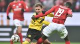 Aktuell ist eine Besonderheit im BVB-Spiel zu beobachten: eine Arbeitsteilung zwischen Götze und Paco Alacacer. Götze beginnt im Sturmzentrum, um in der zweiten Halbzeit dem Spanier Platz zu machen, Dieser trifft dann regelmäßig. So ist es tatsächlich in den vergangenen drei Bundesliga-Partien gegen Freiburg, Mainz und die Bayern gelaufen.
