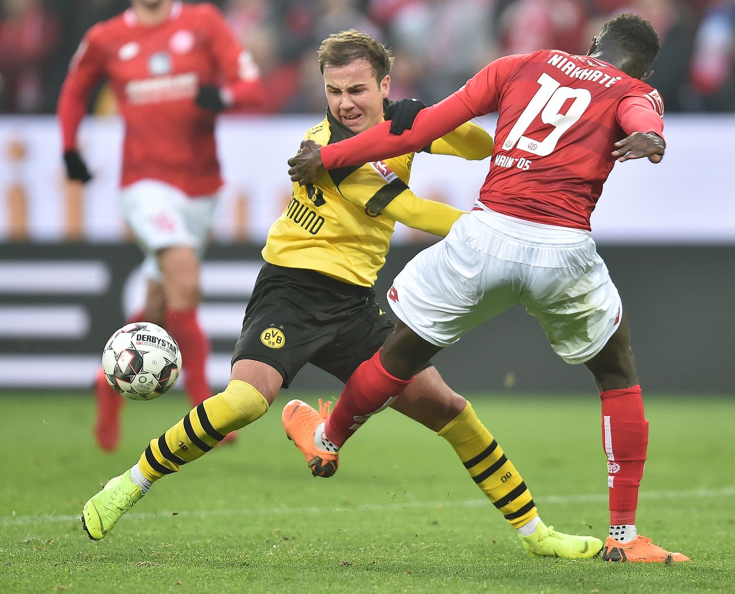 Aktuell ist eine Besonderheit im BVB-Spiel zu beobachten: eine Arbeitsteilung zwischen Götze und Paco Alacacer. Götze beginnt im Sturmzentrum, um in der zweiten Halbzeit dem Spanier Platz zu machen, Dieser trifft dann regelmäßig. So ist es tatsächlich in den vergangenen drei Bundesliga-Partien gegen Freiburg, Mainz und die Bayern gelaufen.