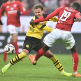 Aktuell ist eine Besonderheit im BVB-Spiel zu beobachten: eine Arbeitsteilung zwischen Götze und Paco Alacacer. Götze beginnt im Sturmzentrum, um in der zweiten Halbzeit dem Spanier Platz zu machen, Dieser trifft dann regelmäßig. So ist es tatsächlich in den vergangenen drei Bundesliga-Partien gegen Freiburg, Mainz und die Bayern gelaufen.