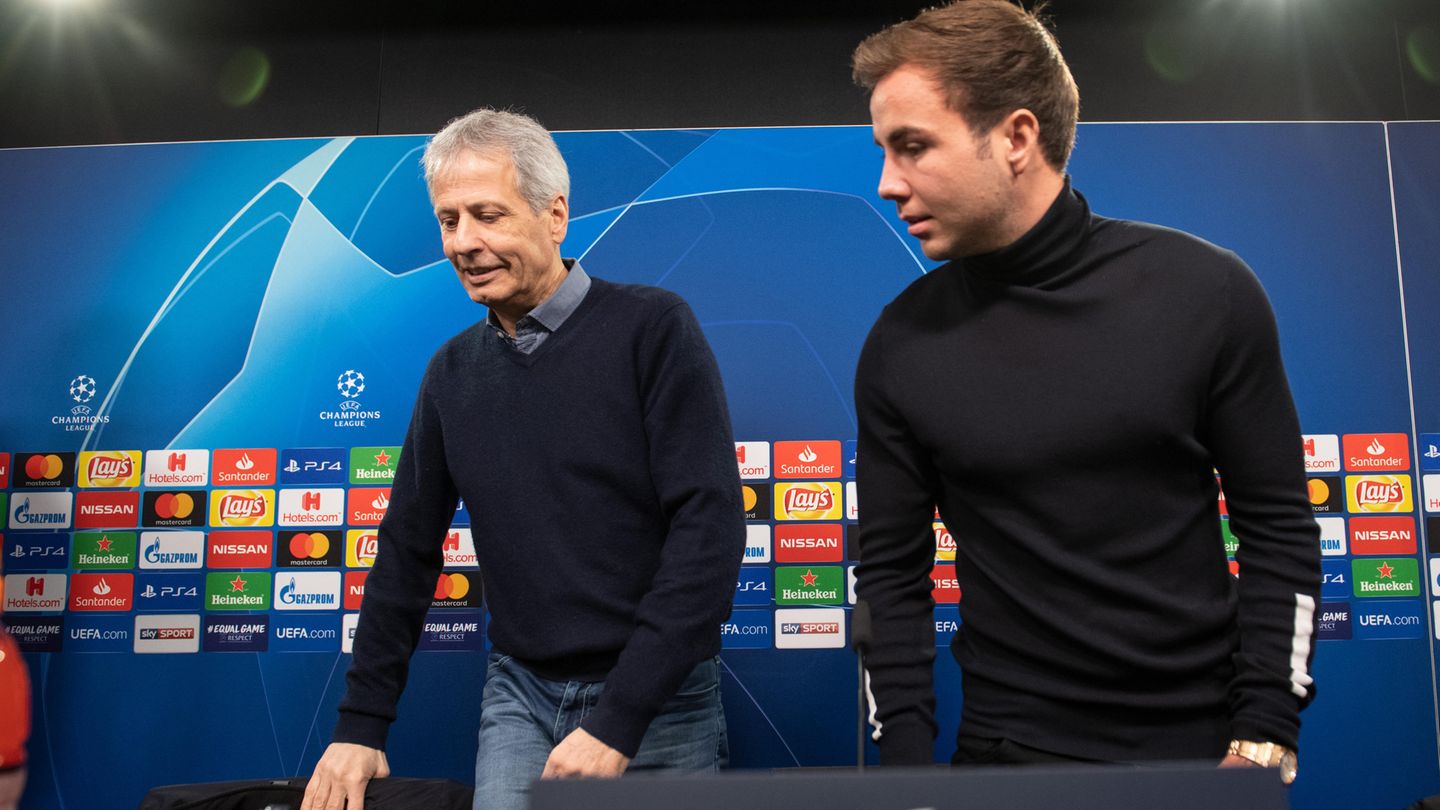 Vor dem Revierderby: Auf der Pressekonferenz vor dem Spiel gegen den FC Brügge Ende November treten Lucien Favre und Mario Götze gemeinsam vor die Journalisten. Auf die Frage, was Favre an dem Weltmeister schätze, antwortet dieser: "Mario spürt Fußball." Das ist ein ziemlich großes Kompliment. Anders ausgedrückt: Für Favre gehört Götze zu den intelligenten Spielern mit einem Gespür für den Raum. Auf der Pressekonferenz vor dem Spiel gegen den FC Brügge Ende November treten Lucien Favre und Mario Götze gemeinsam vor die Journalisten. Auf die Frage, was Favre an dem Weltmeister schätze, antwortet dieser: "Mario spürt Fußball." Das ist ein ziemlich großes Kompliment. Anders ausgedrückt: Für Favre gehört Götze zu den intelligenten Spielern mit einem Gespür für den Raum.