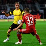 Ob hinter der Arbeitsteilung ein Plan steckt, oder ob sie sich einfach ergeben hat, wissen wir nicht. Mario Götze - hier im Duell mit Joshua Kimmich - hat, so scheint es, im Moment die Aufgabe, die Abwehrreihen des Gegner zu zermürben, quasi als Vorarbeiter für Alcacer. Auch gegen die Bayern hat die Arbeitsteilung funktioniert. In der 59. Minute wechselt Favre ihn aus und Marco Reus und Alcacer schießen die Dortmunder in der Folge zum 3:2-Sieg.