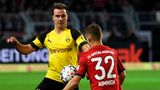 Ob hinter der Arbeitsteilung ein Plan steckt, oder ob sie sich einfach ergeben hat, wissen wir nicht. Mario Götze - hier im Duell mit Joshua Kimmich - hat, so scheint es, im Moment die Aufgabe, die Abwehrreihen des Gegner zu zermürben, quasi als Vorarbeiter für Alcacer. Auch gegen die Bayern hat die Arbeitsteilung funktioniert. In der 59. Minute wechselt Favre ihn aus und Marco Reus und Alcacer schießen die Dortmunder in der Folge zum 3:2-Sieg.