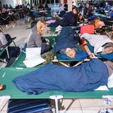 Peinliche Panne: Blackout am Hamburg Airport  Juni 2018: Ein Kurzschluss versetzte dem Hamburger Airport für ein Wochenende in den Ausnahmezustand. Nichts ging mehr. Passagiere beklagten sich über fehlende Information. Viele mussten am Flughafen auf Feldbetten übernachten. Dabei hätte es zu einem Totalausfall der Stromversorgung gar nicht kommen dürfen. Mehr lesen Sie hier.
