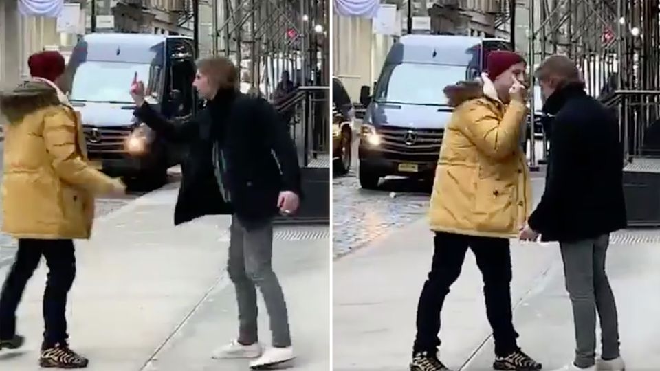 "The most intense fight": Millionen Menschen lachen über episches Mittelfinger-Duell – das steckt dahinter "The most intense fight": Millionen Menschen lachen über episches Mittelfinger-Duell – das steckt dahinter