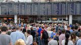 "Völliger Wahnsinn" am Flughafen München  Juli 2018: Fehlstart in die Sommerferien in Bayern. Der Flughafen München war über Stunden lahmgelegt. Die Polizei räumte den Terminal 2. Auslöser war eine Frau, die unkontrolliert die Sicherheitsschleuse passiert hatte. Die die Bundespolizei räumte daraufhin die Abflughalle. Passagiere kritisierten die mangelnde Organisation und Durchsagen zunächst nur in deutscher Sprache. Mindestens 200 Flüge fielen aus, weitere 60 starteten verspätet. Mehr lesen Sie hier.