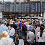 "Völliger Wahnsinn" am Flughafen München  Juli 2018: Fehlstart in die Sommerferien in Bayern. Der Flughafen München war über Stunden lahmgelegt. Die Polizei räumte den Terminal 2. Auslöser war eine Frau, die unkontrolliert die Sicherheitsschleuse passiert hatte. Die die Bundespolizei räumte daraufhin die Abflughalle. Passagiere kritisierten die mangelnde Organisation und Durchsagen zunächst nur in deutscher Sprache. Mindestens 200 Flüge fielen aus, weitere 60 starteten verspätet. Mehr lesen Sie hier.