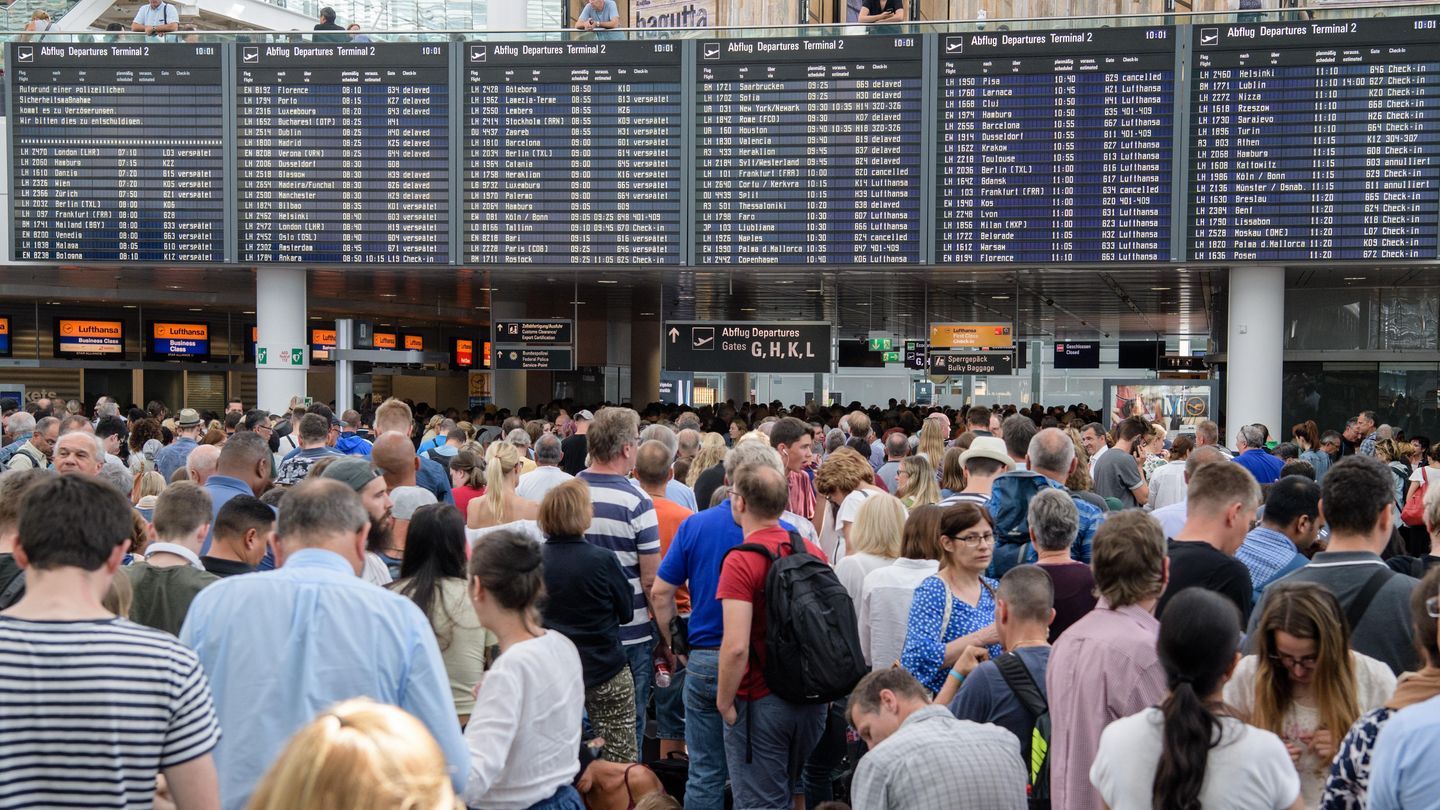 Mehr als Streiks und Airline-Pleiten: "Völliger Wahnsinn" am Flughafen München Juli 2018: Fehlstart in die Sommerferien in Bayern. Der Flughafen München war über Stunden lahmgelegt. Die Polizei räumte den Terminal 2. Auslöser war eine Frau, die unkontrolliert die Sicherheitsschleuse passiert hatte. Die die Bundespolizei räumte daraufhin die Abflughalle. Passagiere kritisierten die mangelnde Organisation und Durchsagen zunächst nur in deutscher Sprache. Mindestens 200 Flüge fielen aus, weitere 60 starteten verspätet. Mehr lesen Sie hier. "Völliger Wahnsinn" am Flughafen München Juli 2018: Fehlstart in die Sommerferien in Bayern. Der Flughafen München war über Stunden lahmgelegt. Die Polizei räumte den Terminal 2. Auslöser war eine Frau, die unkontrolliert die Sicherheitsschleuse passiert hatte. Die die Bundespolizei räumte daraufhin die Abflughalle. Passagiere kritisierten die mangelnde Organisation und Durchsagen zunächst nur in deutscher Sprache. Mindestens 200 Flüge fielen aus, weitere 60 starteten verspätet. Mehr lesen Sie hier.