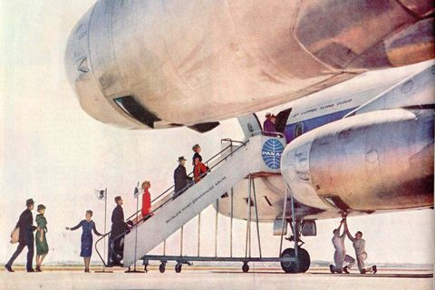 Menschen steigen in ein Flugzeug