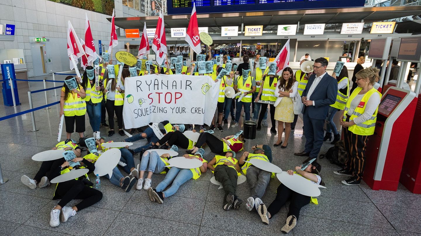 Mehr als Streiks und Airline-Pleiten: Streiks bei Ryanair verderben Zehntausenden Passagiere den Urlaub August 2018: Der irische Billigflieger hat in diesem Sommer viele Kunden vergrault. Seitdem bei Ryanair Piloten und Flugbegleiter europaweit gegen die Arbeitsbedingungen aufbegehrten, kam es über Wochen immer wieder zu Flugausfällen. Mehr lesen Sie hier. Streiks bei Ryanair verderben Zehntausenden Passagiere den Urlaub August 2018: Der irische Billigflieger hat in diesem Sommer viele Kunden vergrault. Seitdem bei Ryanair Piloten und Flugbegleiter europaweit gegen die Arbeitsbedingungen aufbegehrten, kam es über Wochen immer wieder zu Flugausfällen. Mehr lesen Sie hier.