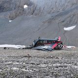 Senkrechter Sturzflug in den Tod  August 2018: Aus heiterem Himmel stürzte eine der drei historischen Flugzeugen der Schweizer Ju-Air bei einem Flug von Locarno im Tessin nach Dübbendorf bei Zürich ab. Alle 17 Passagiere und die drei Besatzungsmitglieder wurden bei dem Unglück der 79 Jahre alte Maschine getötet. Der Ursache ist bis heute nicht geklärt. Mehr lesen Sie hier.