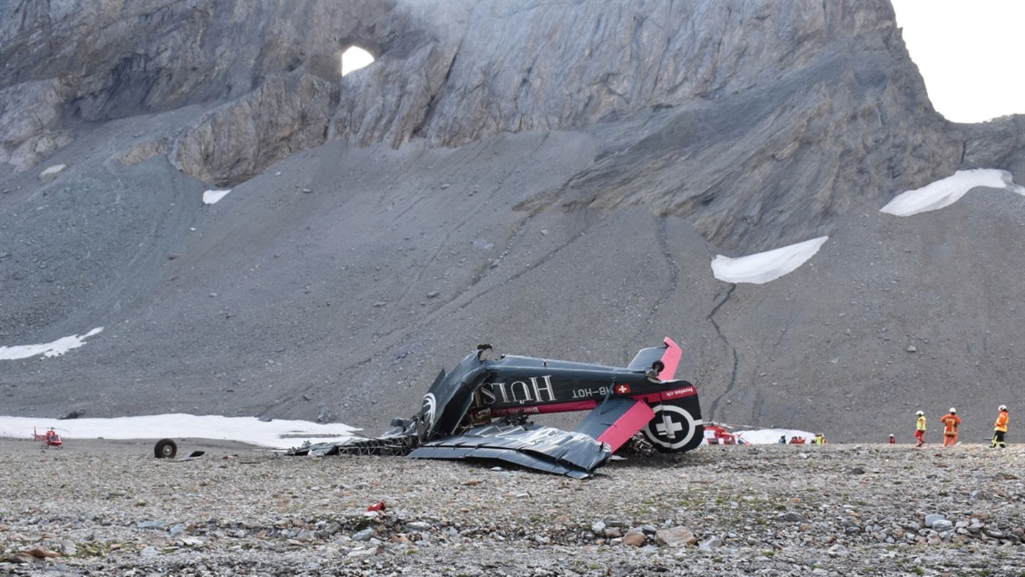 Senkrechter Sturzflug in den Tod  August 2018: Aus heiterem Himmel stürzte eine der drei historischen Flugzeugen der Schweizer Ju-Air bei einem Flug von Locarno im Tessin nach Dübbendorf bei Zürich ab. Alle 17 Passagiere und die drei Besatzungsmitglieder wurden bei dem Unglück der 79 Jahre alte Maschine getötet. Der Ursache ist bis heute nicht geklärt. Mehr lesen Sie hier.
