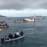 Flugzeug verfehlt Landebahn und landet im Ozean   September 2018: Auf einer abgelegenen Insel im Pazifik hatte eine Boeing 737 von Air Niugini die Landebahn verpasst. Die Maschine wasserte stattdessen 150 Meter von der Piste entfernt im Ozean. Bei dem Zwischenfall kam von den 47 Menschen an Bord eine Person ums Leben. Mehr lesen Sie hier.