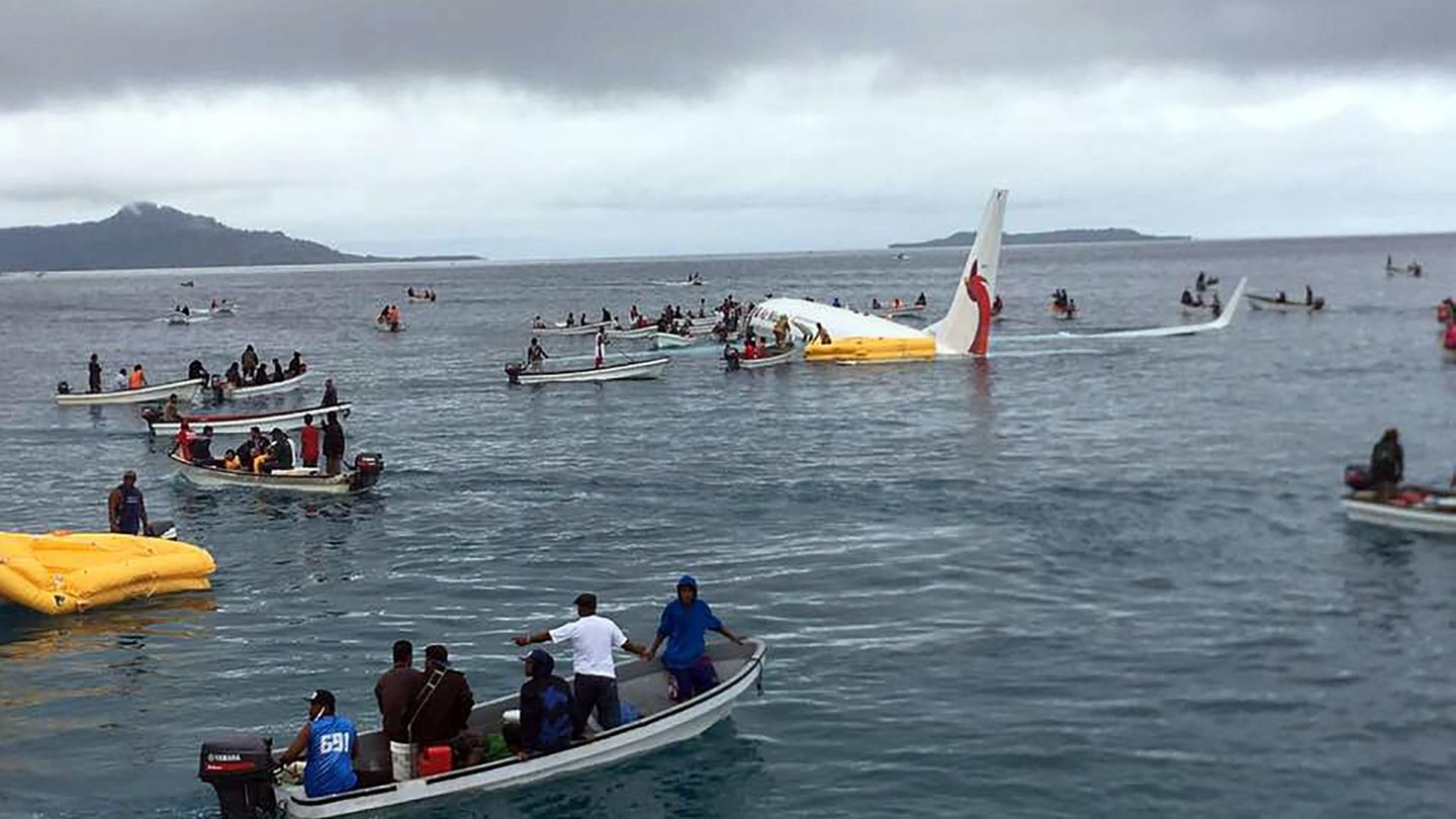 Flugzeug verfehlt Landebahn und landet im Ozean   September 2018: Auf einer abgelegenen Insel im Pazifik hatte eine Boeing 737 von Air Niugini die Landebahn verpasst. Die Maschine wasserte stattdessen 150 Meter von der Piste entfernt im Ozean. Bei dem Zwischenfall kam von den 47 Menschen an Bord eine Person ums Leben. Mehr lesen Sie hier.