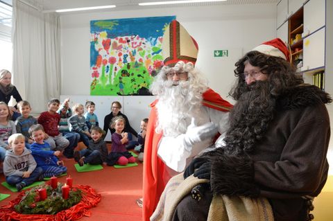 Der Weihnachtsmann und Knecht Ruprecht (dunkler Bart) zu Besuch im Familienzentrum Johannes-Brenz-Haus in Friedrichshafen