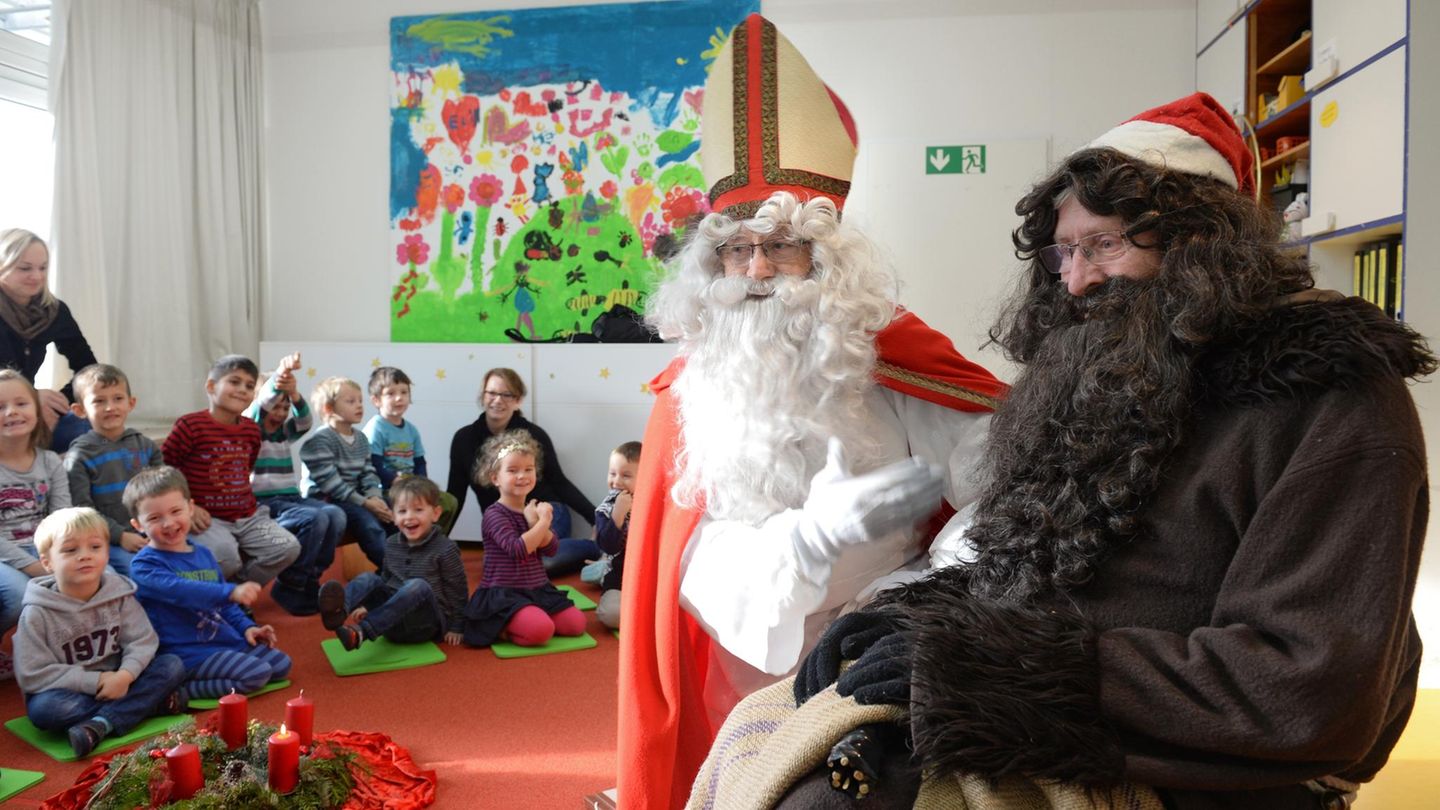 Der Weihnachtsmann und Knecht Ruprecht (dunkler Bart) zu Besuch im Familienzentrum Johannes-Brenz-Haus in Friedrichshafen