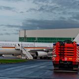 Flugpanne auf dem Weg zum G20-Gipfel  Statt in Buenos Aires landete das Regierungsflugzeug "Konrad Adenauer" nach kurzer Reise von Berlin in Köln/Bonn (Foto). Wegen des Ausfalls eines Bauteils im Airbus A340 der Flugbereitschaft der Bundeswehr musste Kanzlerin Merkel auf dem Weg zum G20-Gipfel später via Madrid mit einem Linienflugzeug von Iberia nach Argentinien fliegen - und kam zu spät zum Gipfeltreffen. Mehr lesen Sie hier.