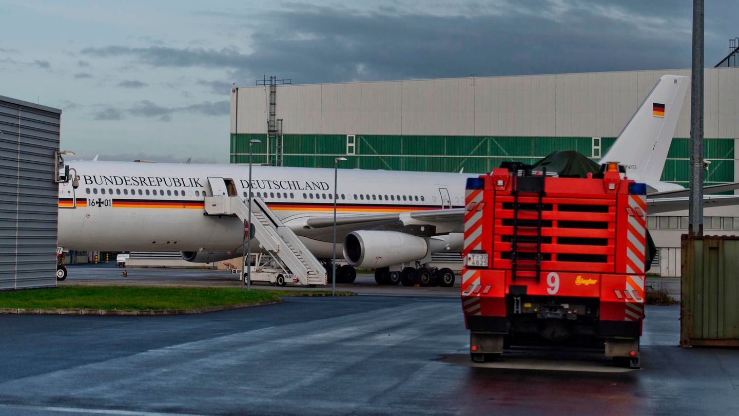 Flugpanne auf dem Weg zum G20-Gipfel  Statt in Buenos Aires landete das Regierungsflugzeug "Konrad Adenauer" nach kurzer Reise von Berlin in Köln/Bonn (Foto). Wegen des Ausfalls eines Bauteils im Airbus A340 der Flugbereitschaft der Bundeswehr musste Kanzlerin Merkel auf dem Weg zum G20-Gipfel später via Madrid mit einem Linienflugzeug von Iberia nach Argentinien fliegen - und kam zu spät zum Gipfeltreffen. Mehr lesen Sie hier.