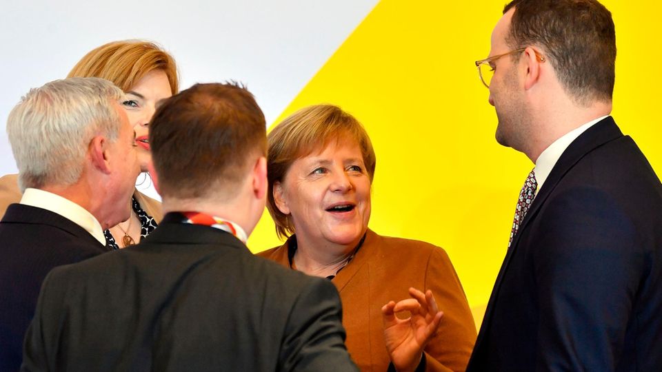 CDU-Parteitag: Angela Merkel im Gespräch mit Jens Spahn CDU-Parteitag: Angela Merkel im Gespräch mit Jens Spahn