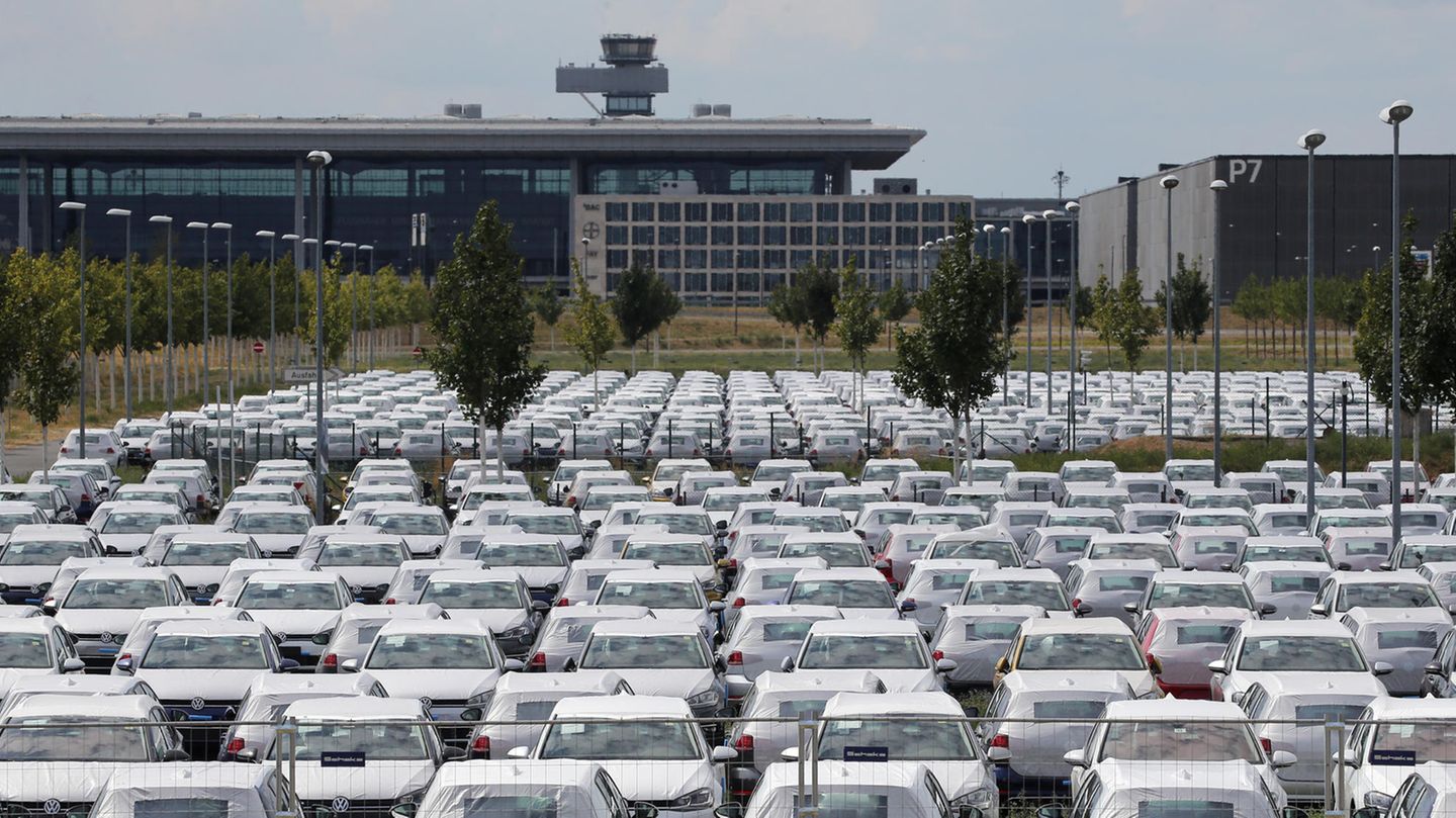 Der BER ist immer noch nicht eröffnet  Zu guter Letzt: Südlich von Berlin wird immer noch am neuen Hauptstadtflughafen gebaut. Eigentlich war die große Eröffnung für Juni 2012 geplant - vor weit mehr als 2000 Tagen. In diesem Jahr wurden unverkäufliche Volkswagen auf dem Areal geparkt. Aber Flughafenchef Engelbert Lütke Daldrup hat nun einen neuen Termin genannt. "Wir werden den Flughafen im Oktober 2020 eröffnen. Darauf können sie sich verlassen." Mehr lesen Sie hier.