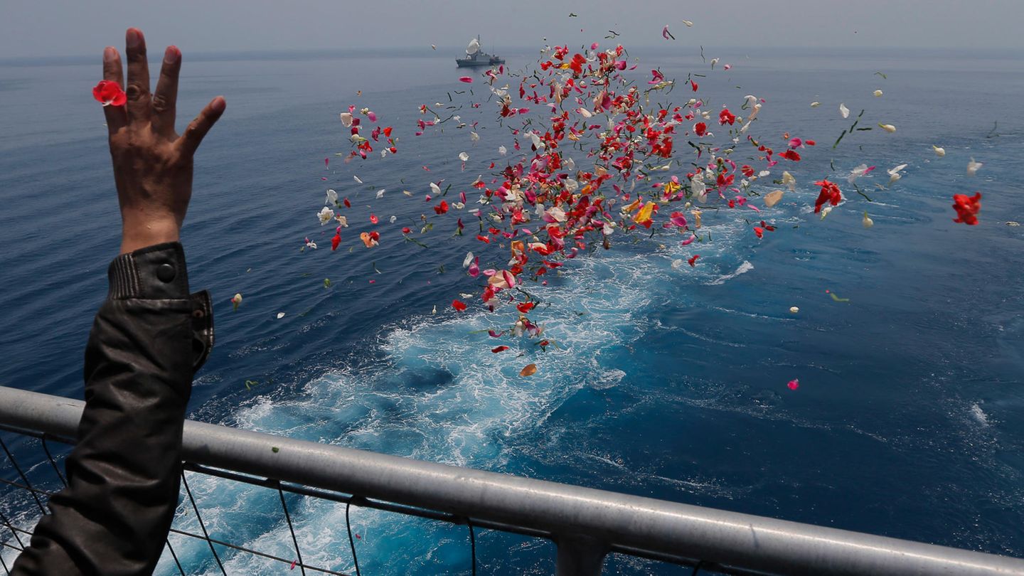 Schmerzvoller Abschied in Indonesien: Nach dem Absturz des Lion-Air-Fluges 610  Oktober 2018: Ein Angehöriger wirft Blütenblätter in das Gewässer vor West-Java, in Gedenken an die 189 Opfer. Die neue Boeing 737 Max der Billigfluggesellschaft Lion stürzte Ende Oktober kurz nach dem Start in Jakarta ins Meer. Ermittler kommen zu dem Schluss, dass der Jet gar nicht hätte starten dürfen. Mehr lesen Sie hier.