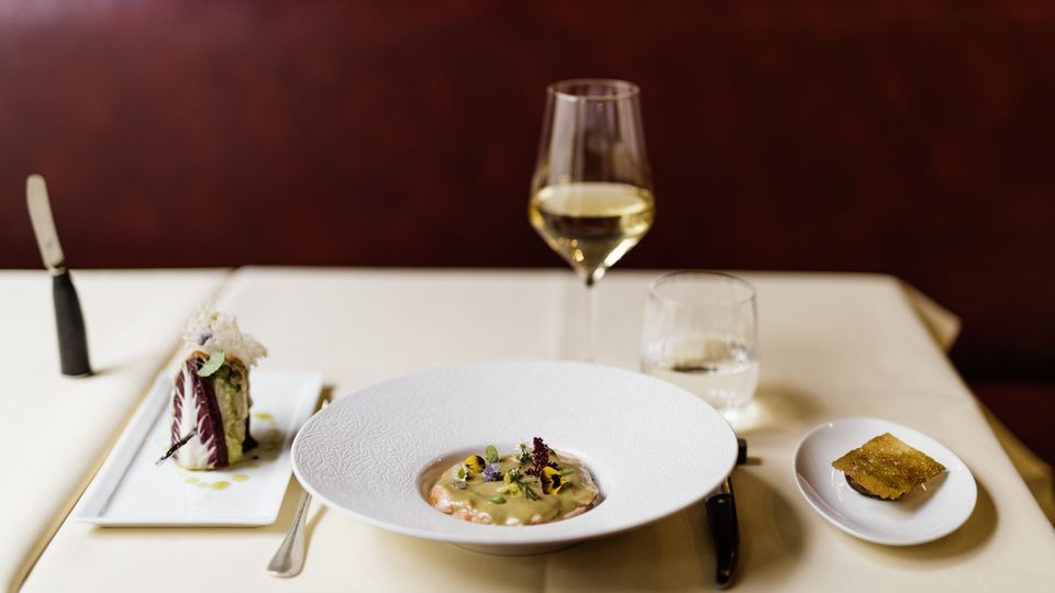 Das stern-Festtagsmenü: Ein Kreis hauchzart gegarter Lachsscheiben unter einer buttrigen Miesmuschelsauce, dazu Salat Ein Kreis hauchzart gegarter Lachsscheiben unter einer buttrigen Miesmuschelsauce, dazu Salat