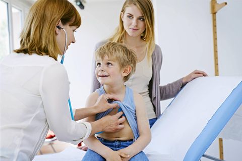 Ein kleiner Junge beim Kinderarzt