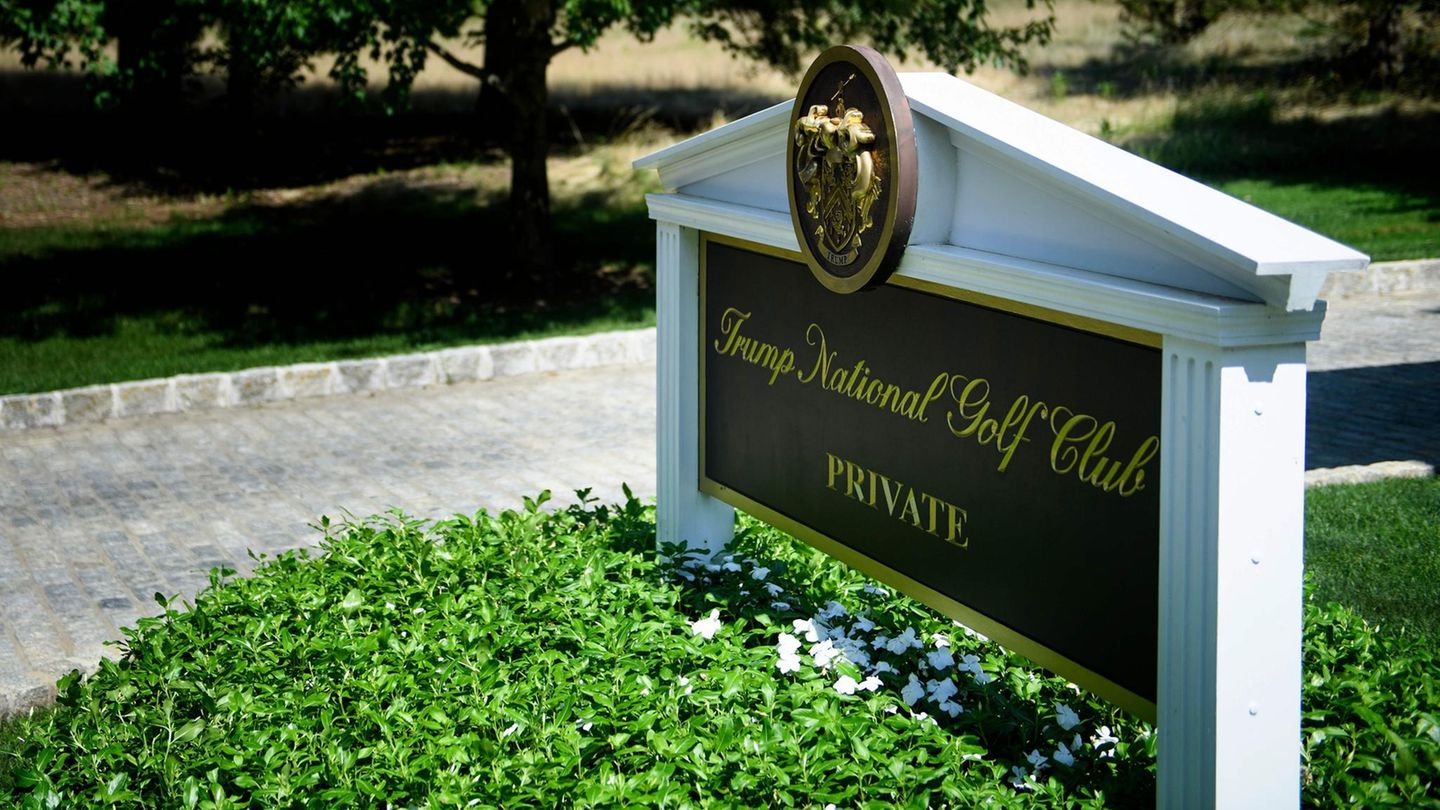 Der Eingang zu Donald Trumps Golfclub in Bedminster