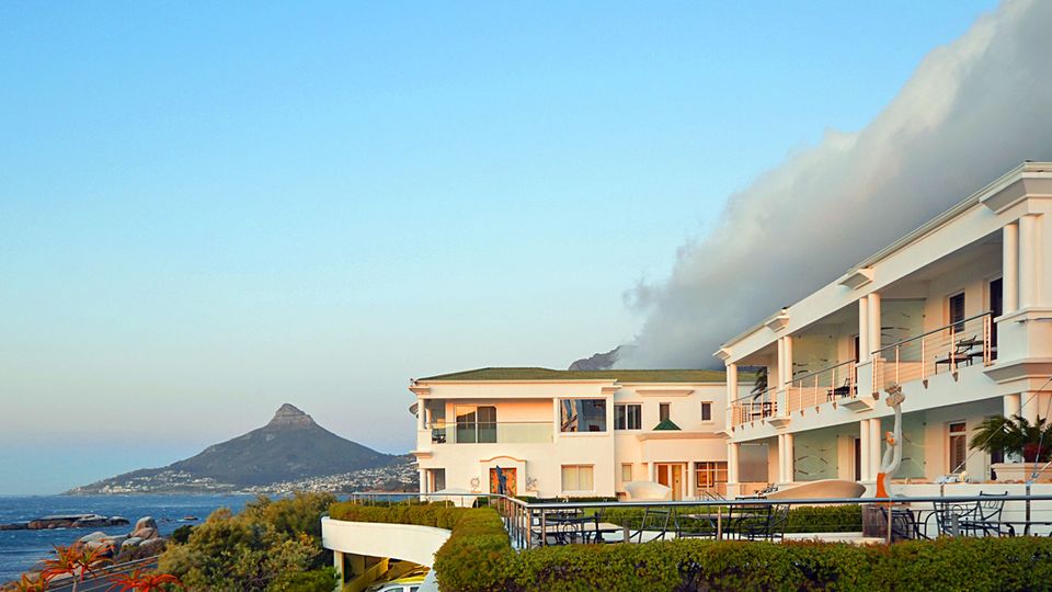 Fernreise in der Elternzeit: The Twelve-Apostles-Hotel liegt südlich von Kapstadt unterhalb der gleichnamigen Berge The Twelve-Apostles-Hotel liegt südlich von Kapstadt unterhalb der gleichnamigen Berge