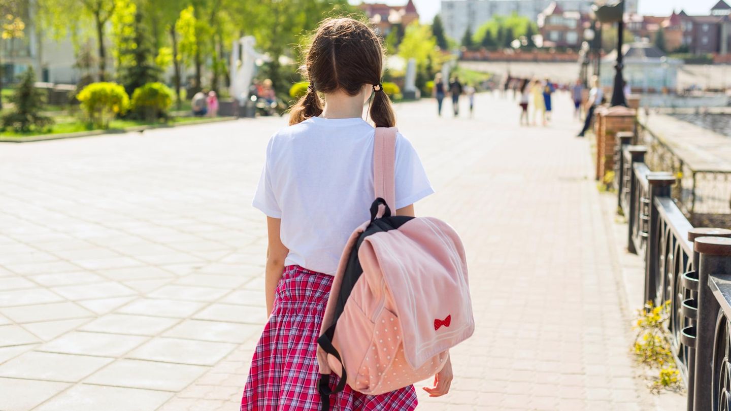Ein Vater lässt seine Tochter acht Kilometer zur Schule laufen – eine angemessene Strafe? (Symbolbild)