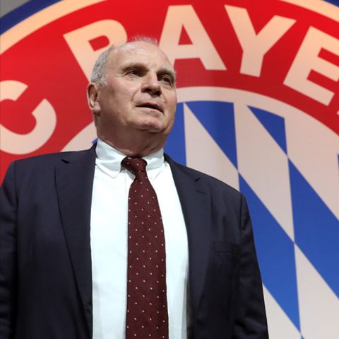 Links steht Uli Hoeneß im Anzug vor einem großen FC Bayern-Wappen, rechts liegt er als jüngerer Mann im Krankenhausbett