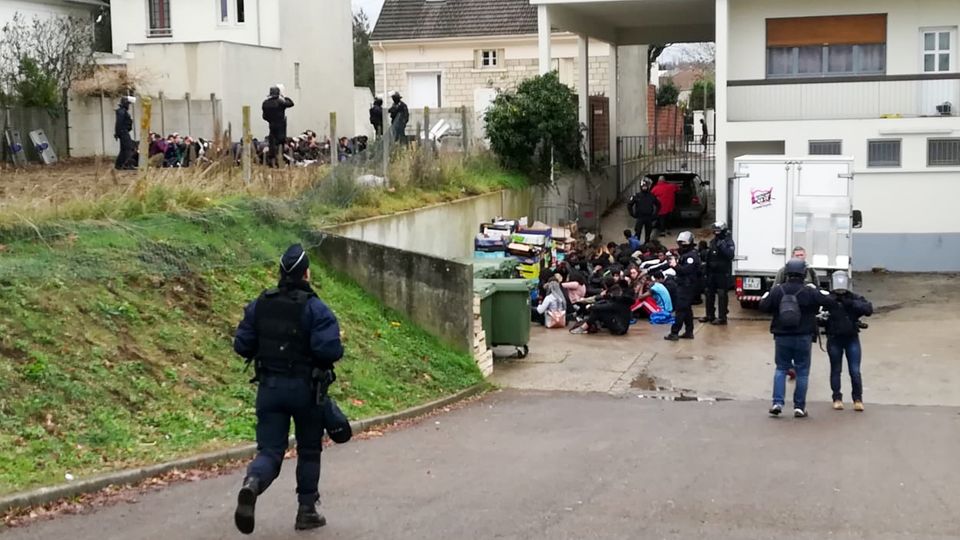 Am Donnerstag waren in der Nähe von Paris rund 150 Menschen festgenommen worden, vor allem Schüler. Videos des Polizeieinsatzes zeigen, wie Dutzende Schüler in Reihen und unter der Aufsicht der Sicherheitskräfte auf dem Boden knieten oder hockten, mit den Händen am Kopf oder hinter dem Rücken. Polizeikreise bestätigten die Echtheit der Aufnahmen.